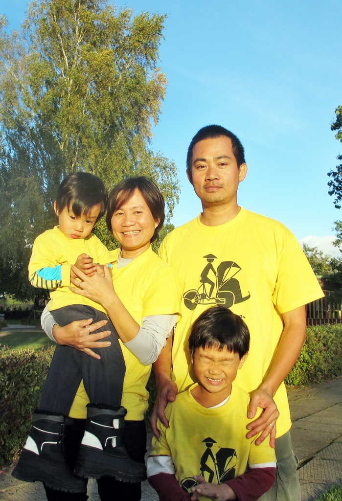 Mi un Tongs ar dēliem Sezilu un Valentinu ir smaidīgi un sirsnīgi.
Autors: no personiskā albuma.