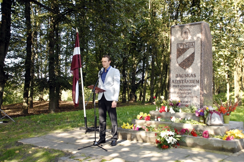 Mākslinieks Jēkabs Reinis, runājot patriotisko dzeju, aicināja godināt kritušo Bauskas aizstāvju piemiņu un rosināja nebūt vienaldzīgiem pret pašreiz notiekošo.
Autors: Ivars Bogdanovs