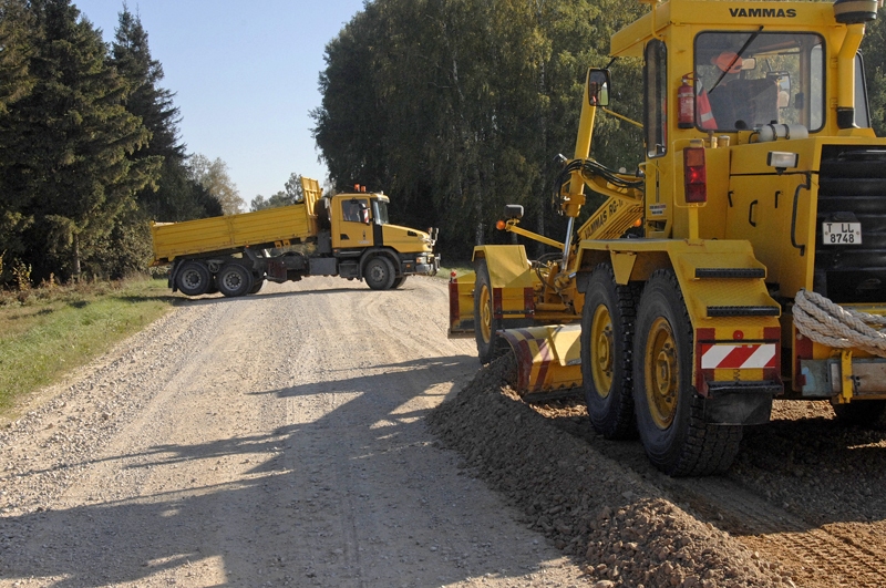 Ceraukstes pagastā valsts ceļa brauktuves remontu veic akciju sabiedrības «Latvijas Autoceļu uzturētājs» Bauskas nodaļas meistari. 


Autors: Ivars Bogdanovs