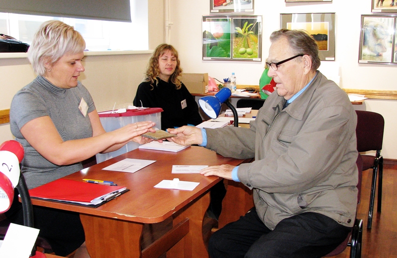 Bauskas 342. vēlēšanu iecirknī, kas izvietots Bauskas kultūras centrā, balsi glabāšanā nodod baušķenieks Juris Ginters.
Autors: Vilnis Auzāns