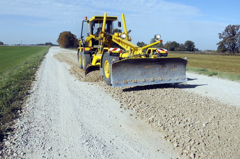Ceraukstes pagastā valsts ceļa brauktuves remontu veic akciju sabiedrības «Latvijas Autoceļu uzturētājs» Bauskas nodaļas meistari.
Autors: Ivars Bogdanovs