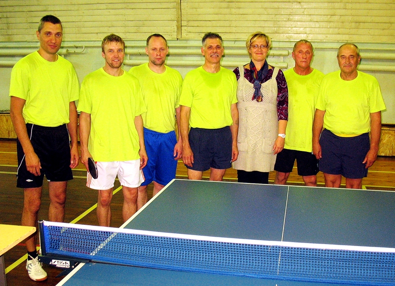 Sporta centra «Mēmele» galda tenisa vienība kopā ar Ingu Ūbeli.
Autors: no sporta centra «Mēmele» albuma. 