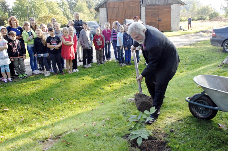 Bīskaps Pāvils Brūvers Vecsaules skolā tikās ar pedagogiem un skolēniem, iesvētīja izremontētās telpas un pagalmā iestādīja valriekstu koku.
Autors: Ivars Bogdanovs