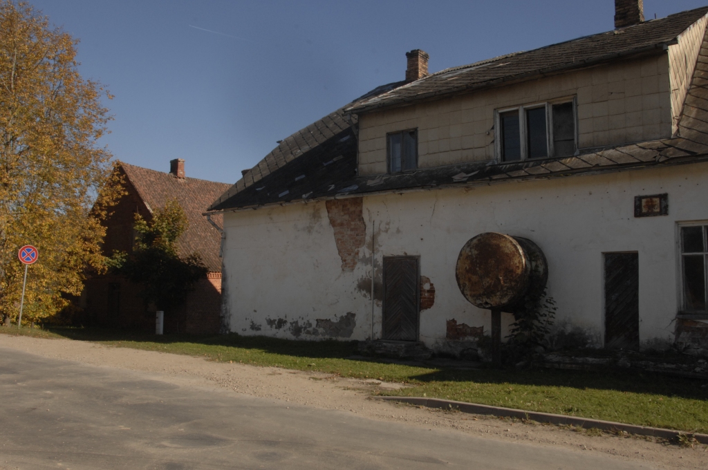 Īpašums sastāv no 0,3 hektāriem zemes, uz kuras ir kādreizējā pienotava. Tas ir netālu no Rundāles pils muzeja, līdzās automašīnu stāvlaukumam un viesu namam «Baltā māja». Gadiem ilgi piena savākšanas punkts netiek izmantots, īpašums nav sakopts, ēkai nepieciešams remonts. 
Autors: Ivars Bogdanovs