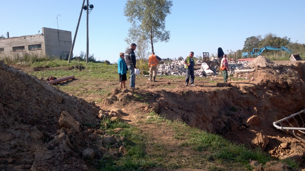 Pašreiz intensīvi būvē notekūdeņu attīrīšanas staciju, vēl jāveic dziļurbuma rekonstrukcijas darbi.
Plānots, ka no 2. līdz 9. oktobrim sistēmu pārslēgs uz jaunajām izbūvētajām komunikācijām. Iedzīvotājiem šajā laikā būs traucēta ūdens padeve un kanalizācijas pakalpojumi. 
Autors: No albuma.