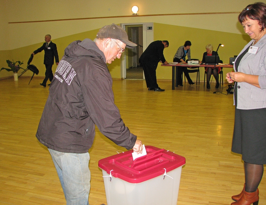 Bauskas novada Ceraukstes pagastā 4. oktobra Saeimas vēlēšanās pirmais nobalsoja vietējais iedzīvotājs Viktors Manovickis. Pie vēlēšanu kastes iecirkņa komisijas priekšsēdētāja Inese Kalniņa. 
Autors: Vilnis Auzāns