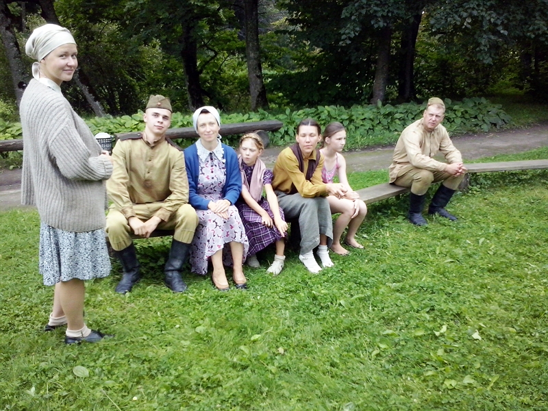 Masu skatu dalībniekus, krievus, atveido Latvijas iedzīvotāji, viņu pulkā arī baušķenieki.
Autors: no personiskā albuma.