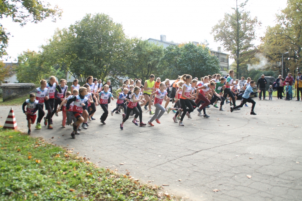 
Skrējiena «Iecavas rudens 2014» dalībnieki dodas distancē. 
Autors: Uldis Varnevičs