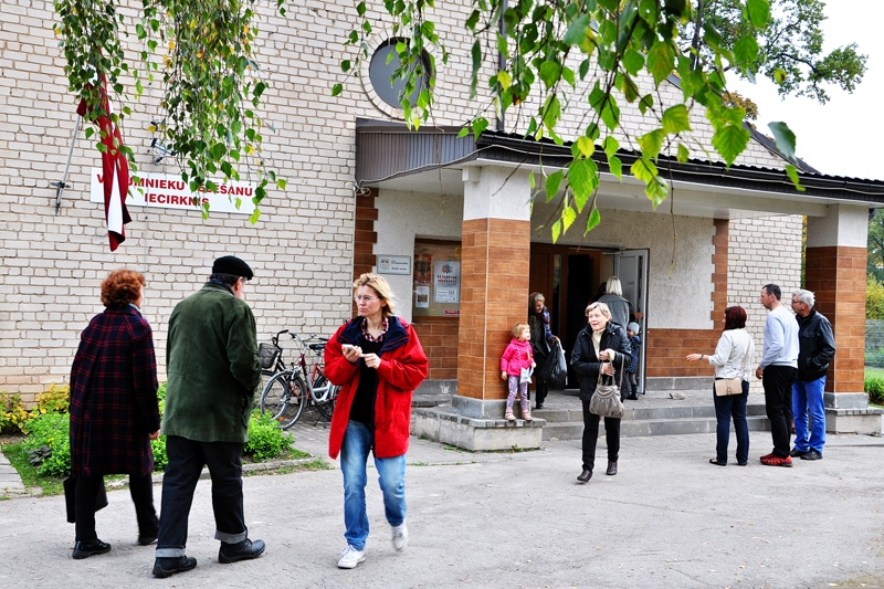 Vecumnieku tautas namā iekārtoto iecirkni 4. oktobrī apmeklēja vairāk nekā pusotrs tūkstotis balsstiesīgo. Daudzi atzina, ka šajā dienā jūtoties kā svētkos.
Autors: Žanna Zālīte