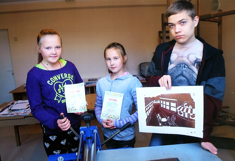 Bauskas mākslas skolas audzēkņi Enija Mišela Dzene (no kreisās), Kristiāna Jasureviča un Reds Freibergs piedalījās starptautiskā konkursā un saņēma diplomus.
Autors: Laimonis Šulcs