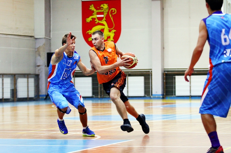 Sandis Balodis (ar bumbu) ir rezultatīvākais spēlētājs «Bauskas BJSS» komandā.
Autors: Elīna Gruncka