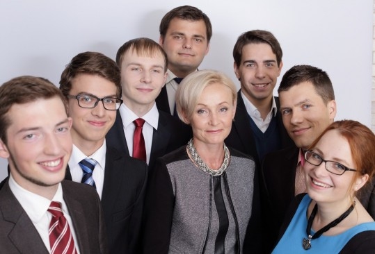 Latvijas Televīzijas spēlē «Es varu būt premjerministrs» piedalās iecavnieks Bruno Bahs (otrais no labās).
Autors: Publicitātes foto.