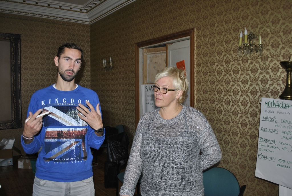 Jaunatnes starptautisko programmu aģentūras semināra vadītāji Gunta Kelle un Vilis Brūveris. 

Autors: Māris Krūmiņš