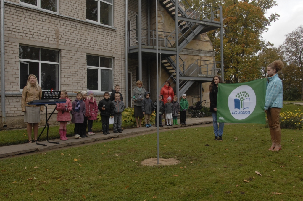 Zaļais karogs tiek piešķirts par sasniegumiem ilgtspējīgas attīstības, vides izglītības un vides aizsardzības veicināšanā izglītības iestādē un tās apkārtnē. Jaunsaules pamatskola pirms tam saņēmusi Zaļo diplomu, šogad, izpildot visus kritērijus, iegūts arī ilgi kārotais Zaļais karogs.
Autors: Ivars Bogdanovs