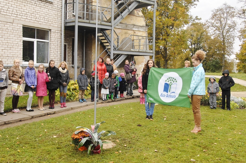 Jaunsaules pamatskola jau saņēmusi Zaļo diplomu, šogad, izpildot visus kritērijus, iegūts arī ilgi kārotais Zaļais karogs.
Autors: Ivars Bogdanovs