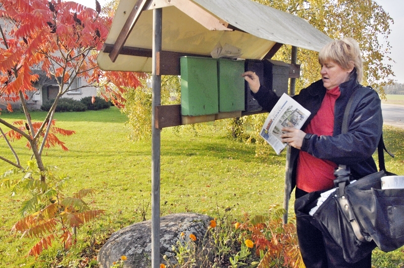 Valda Kravkova piegādā «Bauskas Dzīvi» Codes pagasta Ilziņos.
Autors: Ivars Bogdanovs