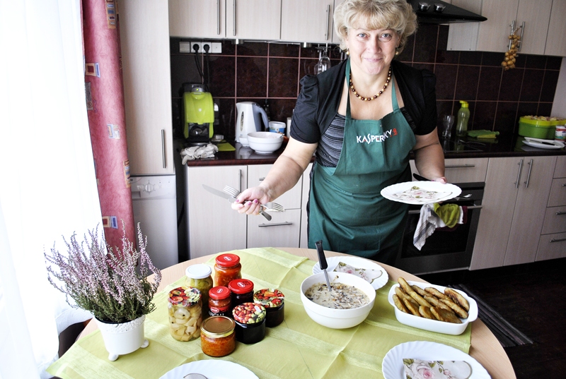 
Virgīnija Volodka, būdama saimnieciska lietuviete, cepelīnu recepti apguvusi no mammas. Ģimenē tos vairāk iecienījuši ceptus, nevis vārītus.
Autors: Māris Krūmiņš