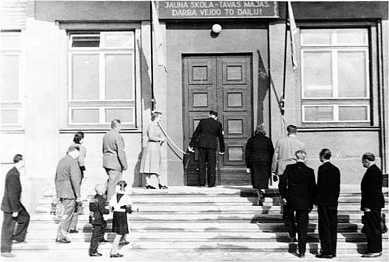 Atklāšanas dienā – 1959. gada 1. septembrī.
Autors: no skolas arhīva.