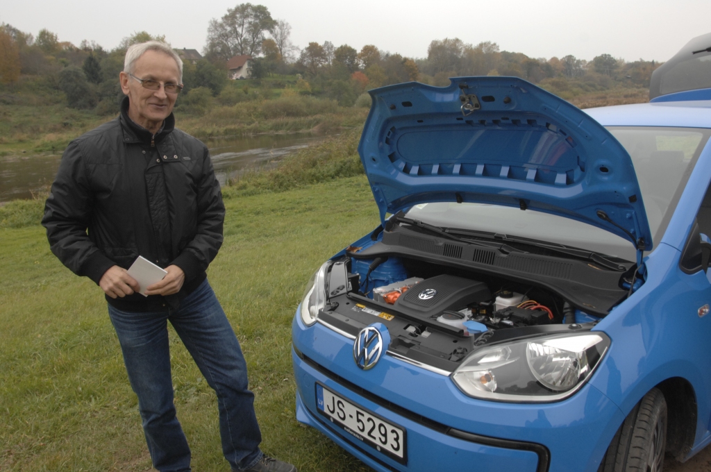 Voldemārs Čačs, Bauskas novada administrācijas saimnieciskās nodaļas speciālists, pa pilsētu pārvietojas ar jauno elektromobili. Viņš ir ieinteresēts izzināt jaunās mašīnas darbības principus. 

Autors: Ivars Bogdanovs