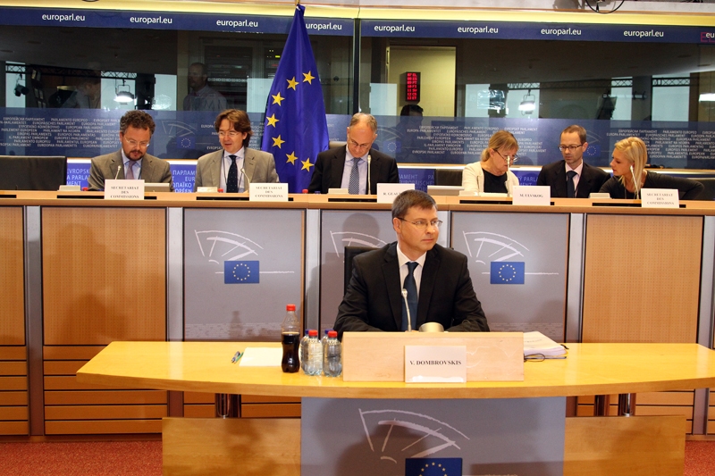 Valda Dombrovska iztaujāšana pēc reglamenta ilga trīs stundas. Tās laikā viņam vajadzēja atbildēt uz deputātu 45 jautājumiem.
Autors: no ETP grupas fotodienesta.