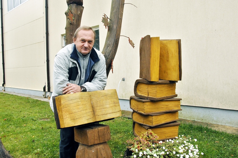 Aināra Timpara veidotie kokgriezumi pie Griķu pamatskolas priecē skolotājus, skolēnus un viesus. 
Autors: Ivars Bogdanovs