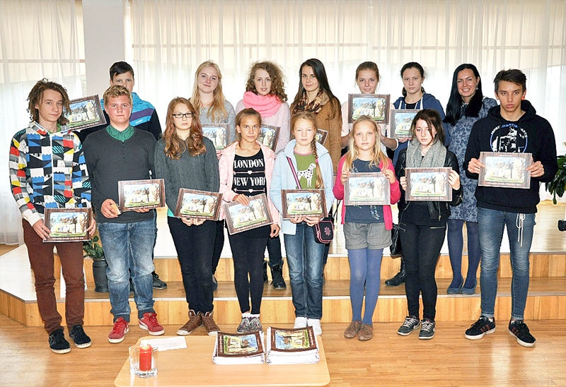 Grāmatā publicēto zīmējumu autori un skolotāja Anda Sproģe (otrajā rindā pirmā no labās). 
Autors: Žanna Zālīte