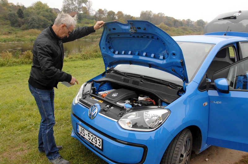 Voldemārs Čačs, Bauskas novada administrācijas saimnieciskās nodaļas speciālists, pa pilsētu pārvietojas ar jauno elektromobili. Viņš ir ieinteresēts izzināt jaunās mašīnas darbības principus. 
Autors: Ivars Bogdanovs