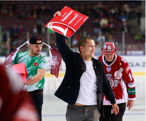 Jānis Paškevics priecājas par iegūto balvu. 
Autors: – Kaspars Volonts