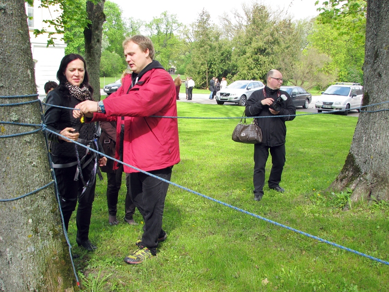 Renārs Manuilovs šī gada maijā seminārā Mežotnē ar Bauskas BJC direktori Benitu Svarenieci diskutē par aktīvā tūrisma pulciņa nodarbībās apgūstamajiem uzdevumiem.
Autors: no «Bauskas Dzīves» arhīva.