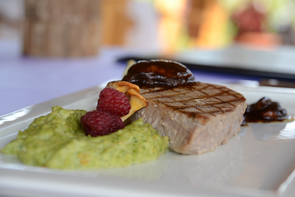 Šovasar Bauskā, Zaļajā ielā 25, durvis apmeklētājiem vēra grilbārs «Pauze». Tā ir vieta pilsētā, kur var pamielot ne tikai garšas kārpiņas, bet arī dvēseli.