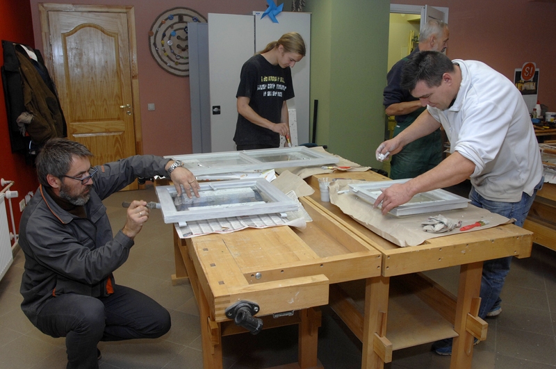 Vienā praktiskajā nodarbībā meistarklases dalībnieki mācījās pareizi krāsot logus, izmantojot dabiskās Iecavā ražotās «Paint Eco» krāsas.
Autors: Ivars Bogdanovs