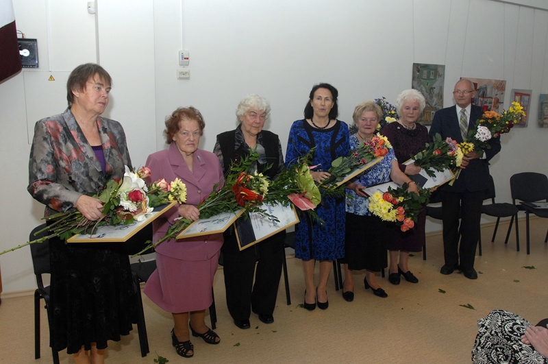 Bauskas novada pašvaldības apbalvojumu – Goda rakstu – saņēma Codes pamatskolas skolotāja Aija Vītoliņa (no kreisās), Pamūšas speciālās internātpamatskolas skolotājas Valija Kiseļeva, Velta Šekava un Inta Feldmane, Bauskas sākumskolas skolotājas Astrīda Valde un Rasma Asariņa, kā arī Bauskas Valsts ģimnāzijas pasniedzējs Andis Jauntēvs.

Autors: Ivars Bogdanovs