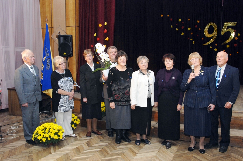 Pilsrundāles skolas 1954. gada absolventi skolas muzejam dāvāja dokumentu krājumu, kas liecina par viņu gaitām mācību iestādē. Sirsnīgus vēlējuma vārdus pauda Rita Puķe (no labās).
Autors: Ivars Bogdanovs