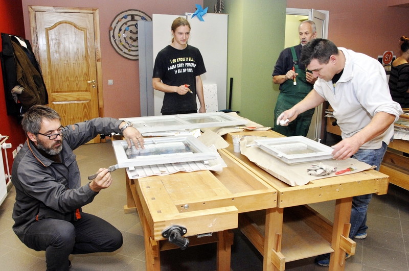 Praktiskajā nodarbībā meistarklases dalībnieki mācījās pareizi krāsot logus, izmantojot dabiskās Iecavā ražotās «Paint Eco» krāsas. 
Autors: Ivars Bogdanovs
