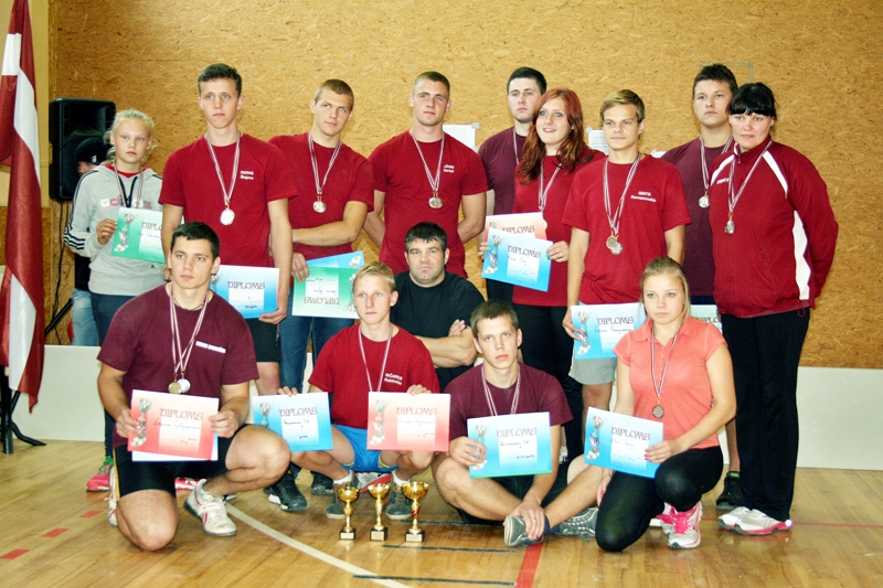 Vecumnieku novada svaru bumbas cēlāju komanda. 
Autors: Alvis Makejevs, svarbumba.lv