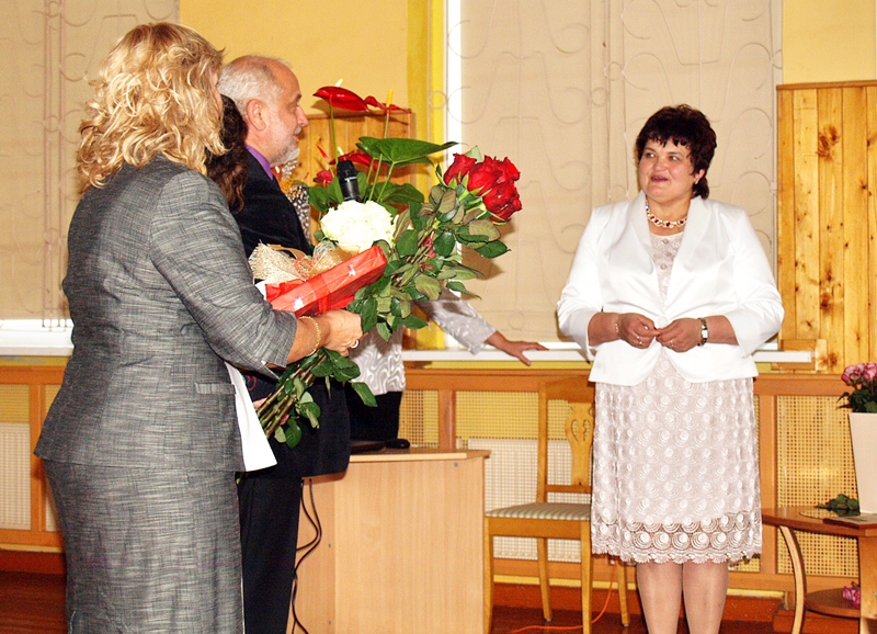 Aija Semjonova, skolas direktore (no labās), svētkos saņēma daudzus apsveikumus.
Autors: Madara Ērgle