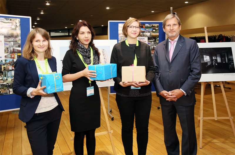 Johanness Hāns kopā ar konkursa labākajām amatieru fotogrāfēm Kristinu Grigoli (no kreisās), Ievu Vīksni (no labās) un Adelas Nistoras māsu, kas saņēma balvu viņas vārdā.
Autors: no Eiropas Reģionu komitejas albuma.