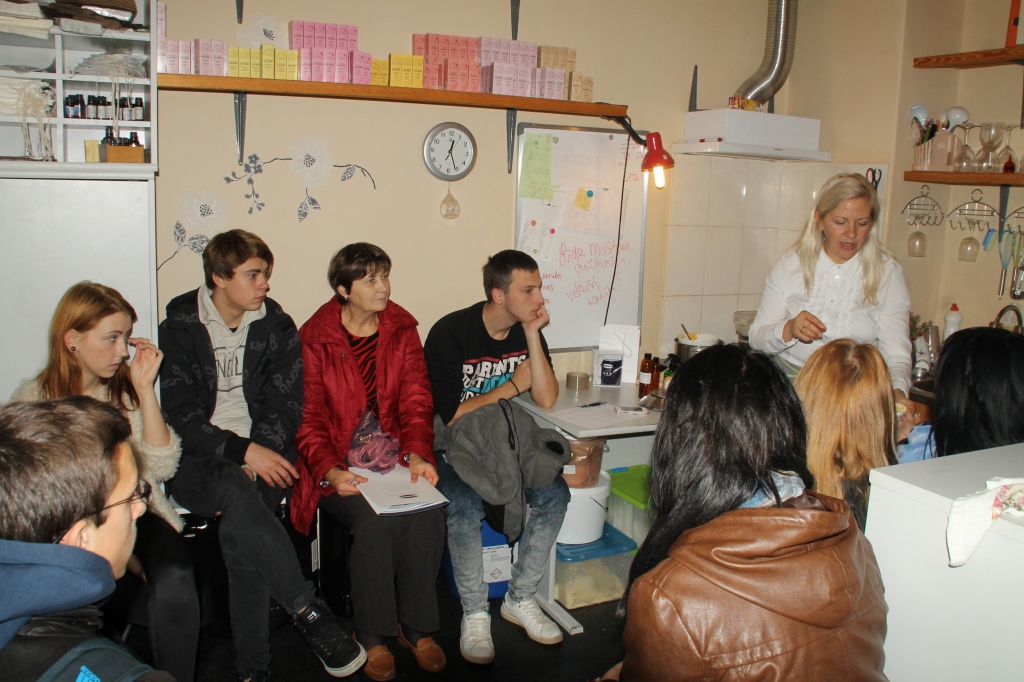 Andra Katkeviča uzsvēra, ka svarīgi izvēlēties tādu darbu, ko pašiem patīk darīt. 
Bauskas 2. vidusskolas skolēniem bija gan iespēja novērtēt dabīgo kosmētiku, gan uzzināt par SIA «Gusto» darbības ikdienu. 
Autors: Uldis Varnevičs