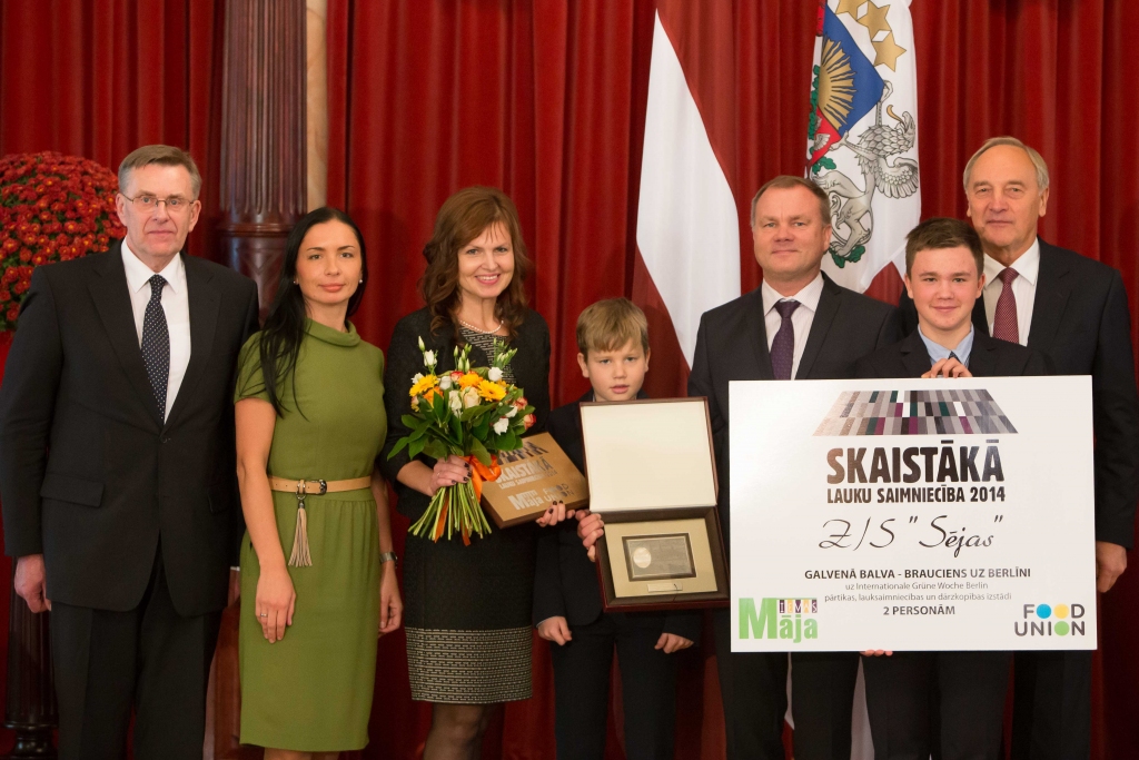 Rundāles novada  z/s «Sējas» saimnieks Āris Burkāns (trešais no labās)  ar ģimeni un Latvijas Valsts Prezidentu Andri Bērziņu, Izdevniecības Santa mārketinga nodaļas vadītāju Ingu Liepiņu  un  AS «Rīgas piena kombināts» padomes priekšsēdētāja vietnieku Hariju Panki.




Autors: Publicitātes foto.