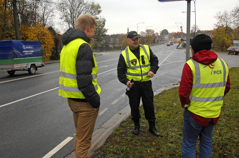 Valsts policijas Bauskas iecirkņa kārtībnieks Ģirts Freibergs izteica vēlmi, kaut biežāk viņam nāktos sastapt gājējus, kuru apģērbā ir labi un laikus pamanāmi gaismu atstarojošie elementi. 

Autors: Ivars Bogdanovs