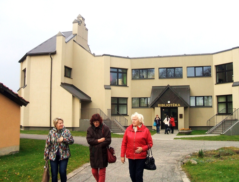 Siguldas novada bibliotēka. Priekšplānā (no kreisās) Bauskas bibliotekāres Ērika Pelcere, Guna Blūmane un Jauncodes bibliotēkas vadītāja Inta Krieviņa.
Autors: Sarmīte Freimane