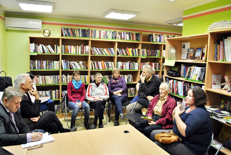 Ziemeļu bibliotēkā Dimzukalnā 13. oktobrī ciemata iedzīvotāji pulcējās uz tikšanos ar Iecavas pašvaldības pārstāvjiem, lai pārrunātu jautājumus par dzīves un vides kvalitātes uzlabošanu.
Autors: Māris Krūmiņš