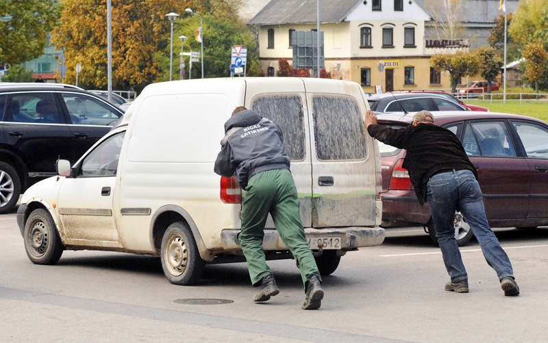 «Latvija ir liela zeme, ja to nākas apceļot ar mašīnu pie rokas,» reiz stumjot auto, teica viena no «Bauskas Dzīves» bijušajām žurnālistēm.
Autors: Ivars Bogdanovs