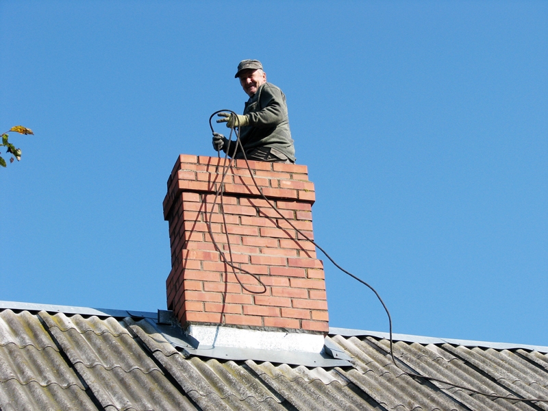 Skursteņslaucītājam pirms apkures sezonas ir prieks strādāt, ja dūmenis ir drošs un stabils. 
Autors: no «Bauskas Dzīves» arhīva.