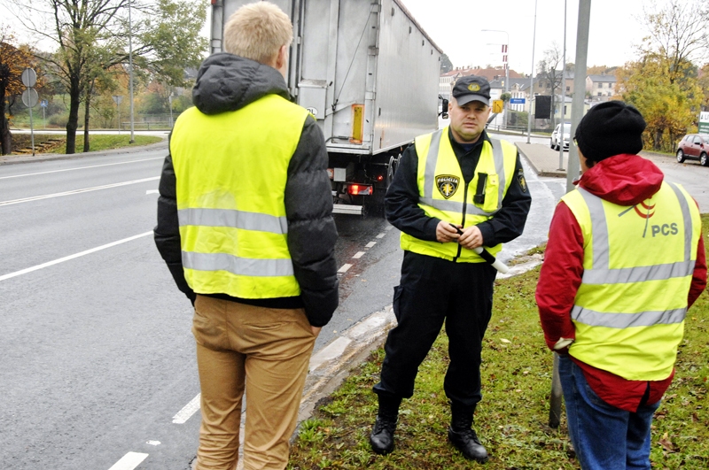 Ģirts Freibergs, Valsts policijas Bauskas iecirkņa kārtībnieks, vēlētos aizvien biežāk sastapt gājējus, kuru apģērbā ir labi un laikus pamanāmi gaismu atstarojošie elementi.
Autors: Ivars Bogdanovs