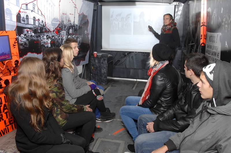 Nodarbības ģimnāzistiem Bauskā vadīja 1991. gada barikāžu muzeja līdzstrādnieks Kaspars Zaltāns.
Autors: Ivars Bogdanovs