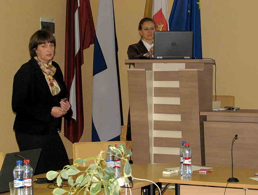 Biedrības «Bauskas vecpilsēta» valdes priekšsēdētāja Ieva Bronko-Pastore (no labās), kā arī galerijas «Meistars Gothards» vadītāja Indra Liepa komitejas deputātus iepazīstina ar ieceri Bauskas Rātslaukumā uzstādīt Magno Kavallo jeb Lielā Murzas skulptūru.


Autors: Vilnis Auzāns