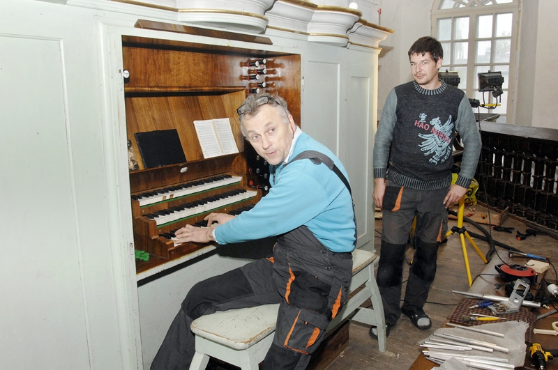 Jānis Kalniņš, ērģeļmeistars no Ugāles, vērtē, ka Bauskas Svētā Gara baznīcas ērģeles ir smagas: «Pie spēles galda vajag kārtig’ siev’ un kārtig’ vīr’!»
Autors: Ivars Bogdanovs