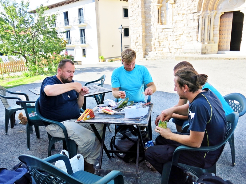Priesteris Andrejs Mediņš (no kreisās), Aigars Jurčs, Kalna svētību kopienas iedzīvotāji Reinis un Lauris atpūtas brīdī pa ceļam uz Santjago de Kompostellu.
Autors: Sandis Aispurs