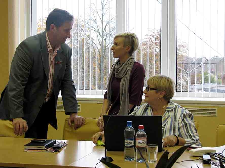 Par Bauskas novada pedagogu profesionālās darbības kvalitātes novērtēšanas komisijas izveidošanu pirms izglītības, kultūras un sporta lietu komitejas sēdes spriež deputāti Raimonds Žabovs, Solvita Jirgensone un Vera Grigorjeva.

Autors: Vilnis Auzāns